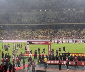 😅就看这？曼联跟队：本场比赛观众人数72550名