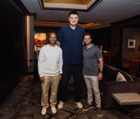 姚明近日现身休斯敦 和火箭总经理斯通以及小费尔蒂塔合影