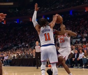 被防得很难受！哈登一对一强攻 遭布伦森生切