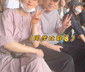 50岁蒋勤勤带娃出游，挽陈建斌胳膊超黏人，背2万包状态碾压老公